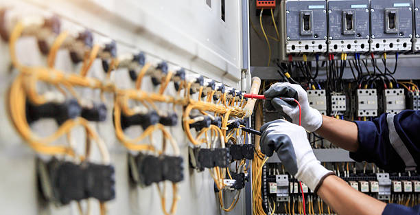 Professional Electrician technician working in Pleasant Hills, OH